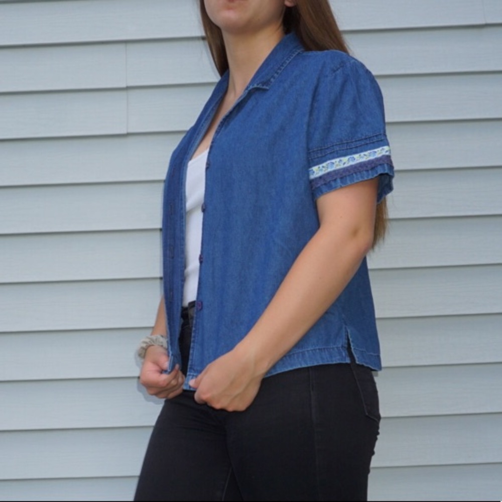 Short-sleeved denim button up w/ floral decor